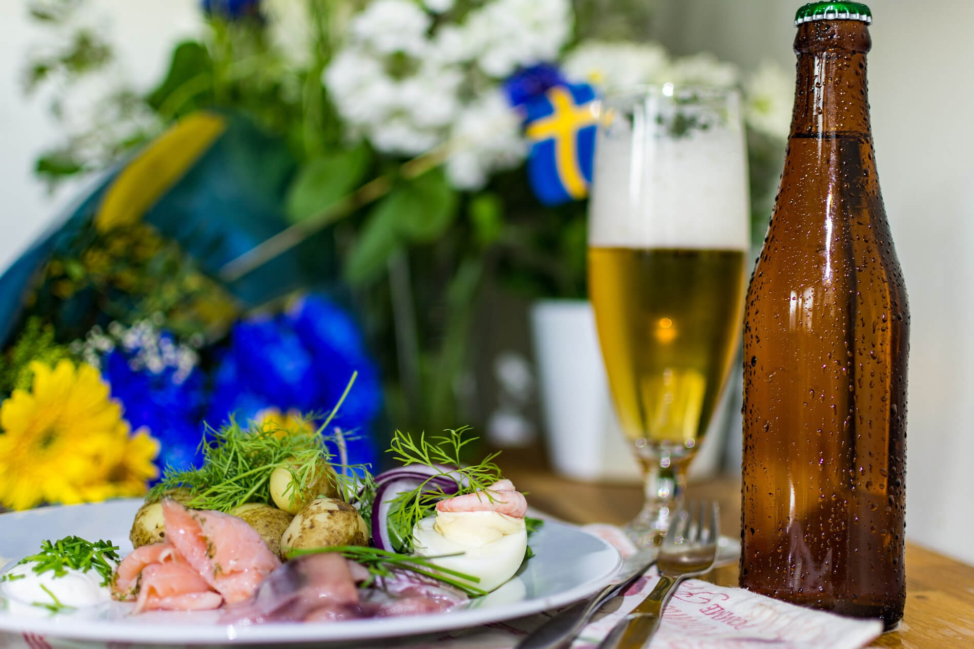 midsommar-essen-hering-kartoffeln-bier.jpg