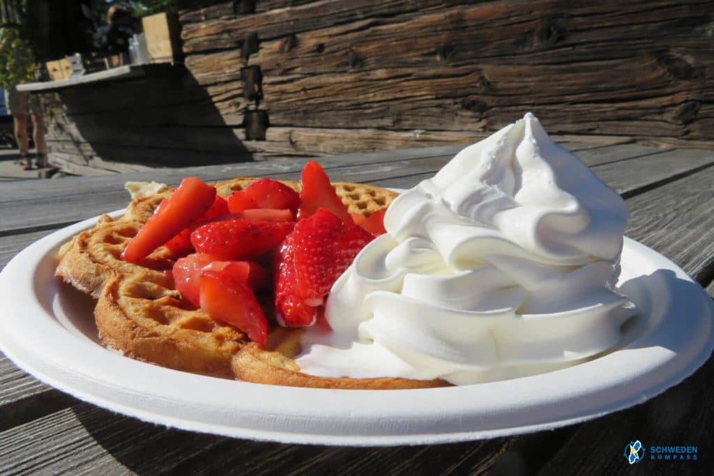 Waffel mit Erdbeeren und Sahne