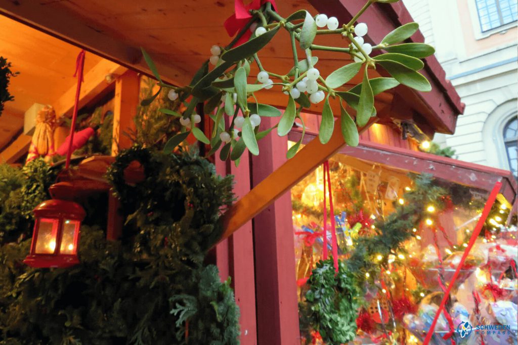 Weihnachtsmarkt-Stand mit Mistelzweig