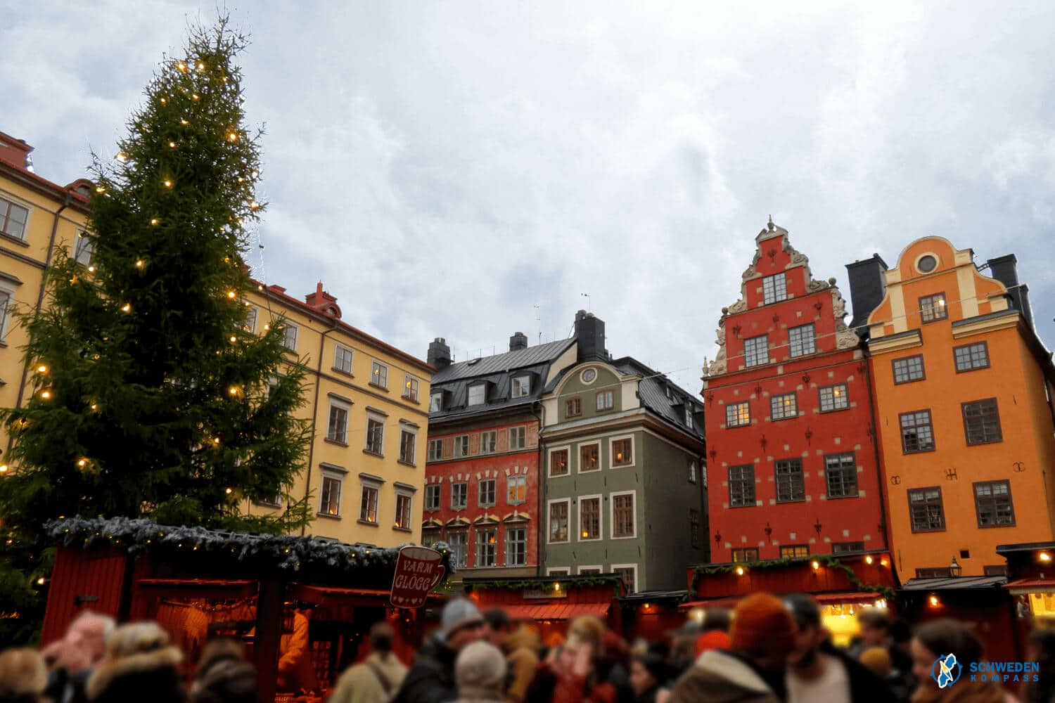 Weihnachtsmarktmit Christbaum in Gamla Stan