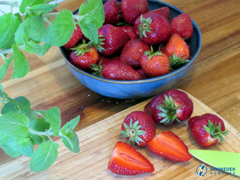 Erdbeeren werden halbiert