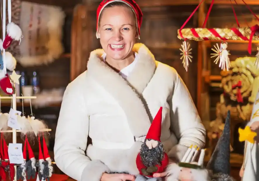 Frau im Verkaufsstand zum Weihnachtsmarkt in Skansen