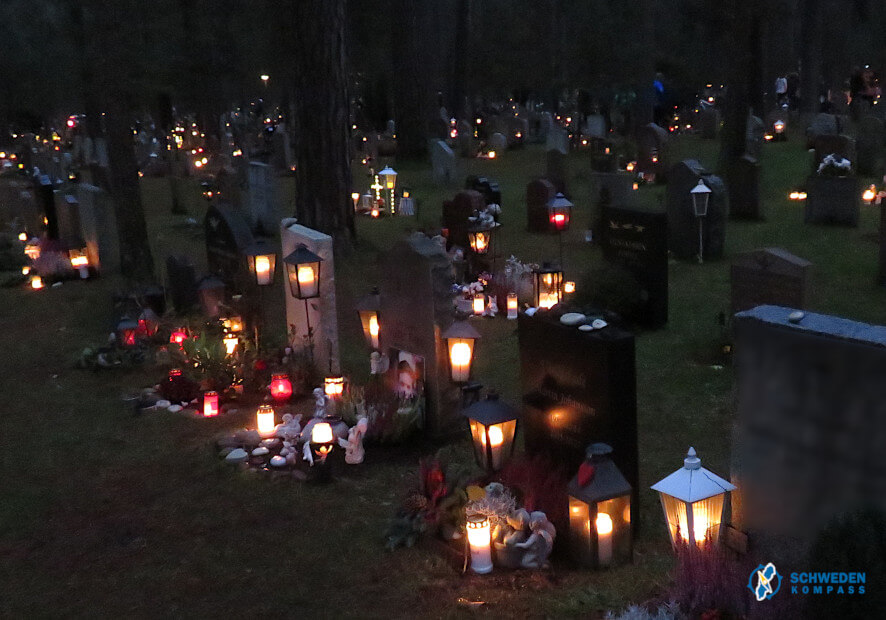Lichter auf dem Skogskyrkogården
